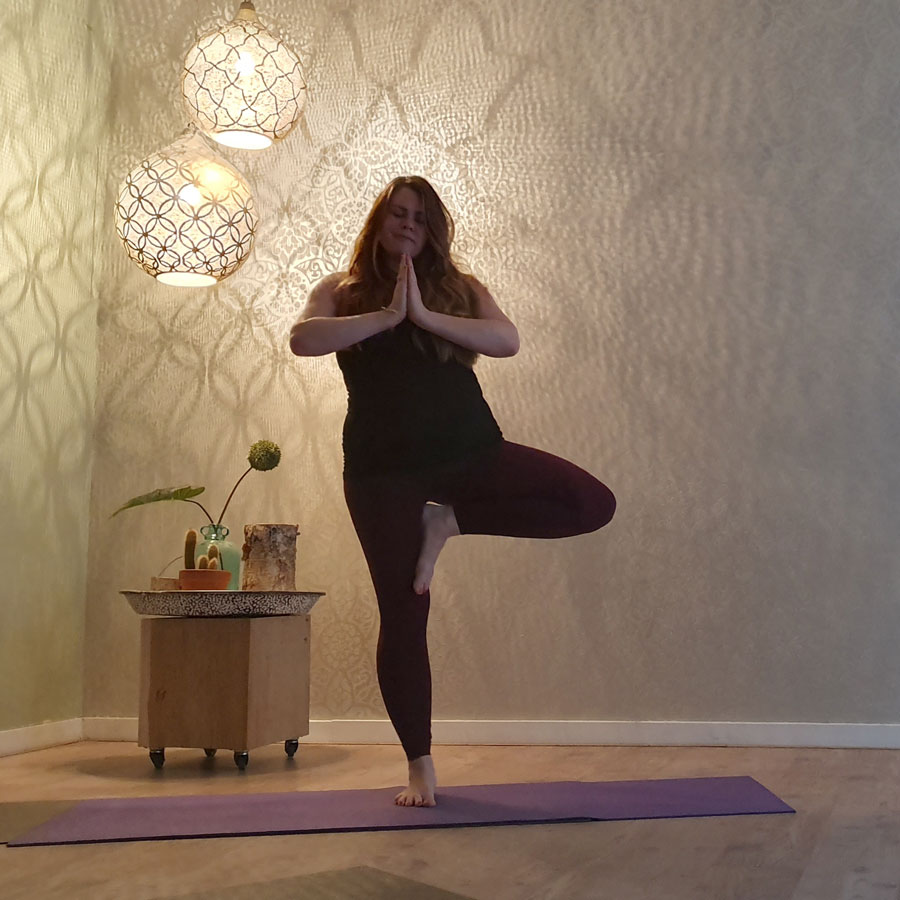 Leonie van de Kolk yoga pose